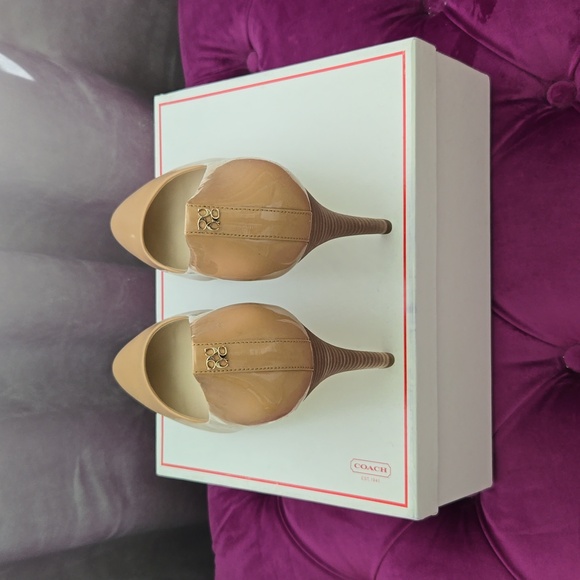 NWT COACH GIOVANNA PATENT HEELS IN LIGHT CAMEL - Picture 4 of 5
